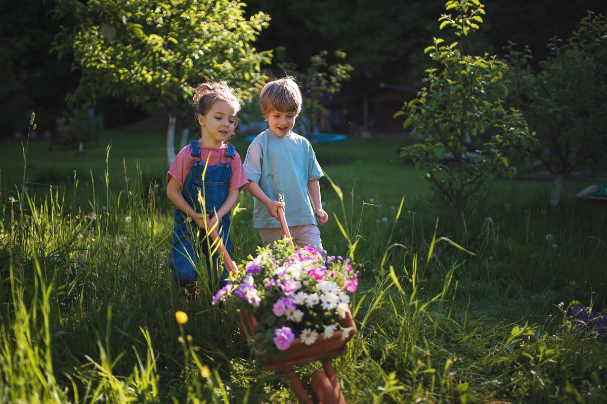 Kinder im Garten beschäftigen: Kreative Ideen für den Bodens