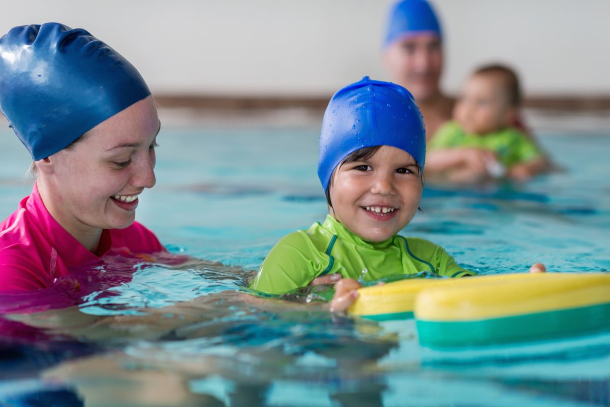 Schwimmen lernen im Bodenseekreis: Wann und wo am besten?